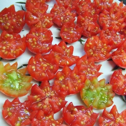 (oﾟ▽ﾟ)o飾り切りリベンジ！が、(ﾞ◇ﾞ)トマトが完熟して刃先が入らない！エイッ！かなり集中してるのにトマトに真剣白刃取りされてしまう。冷やしてＯＫでした♪